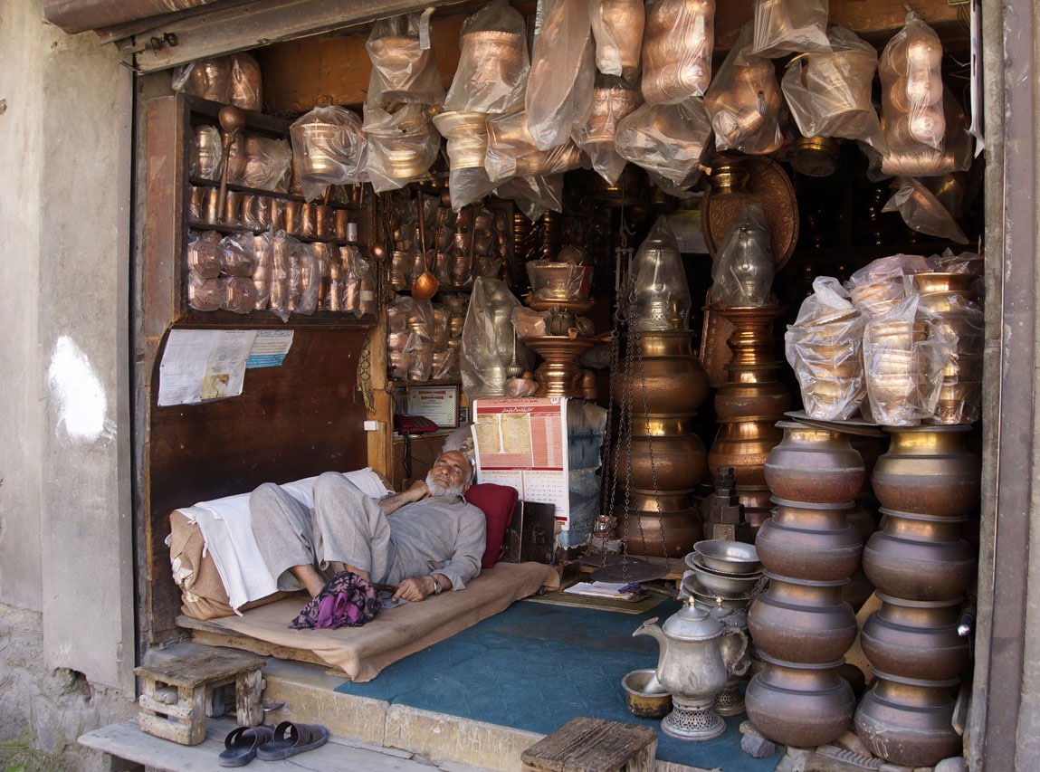 Boutique de pots de cuivre rouge à Srinagar