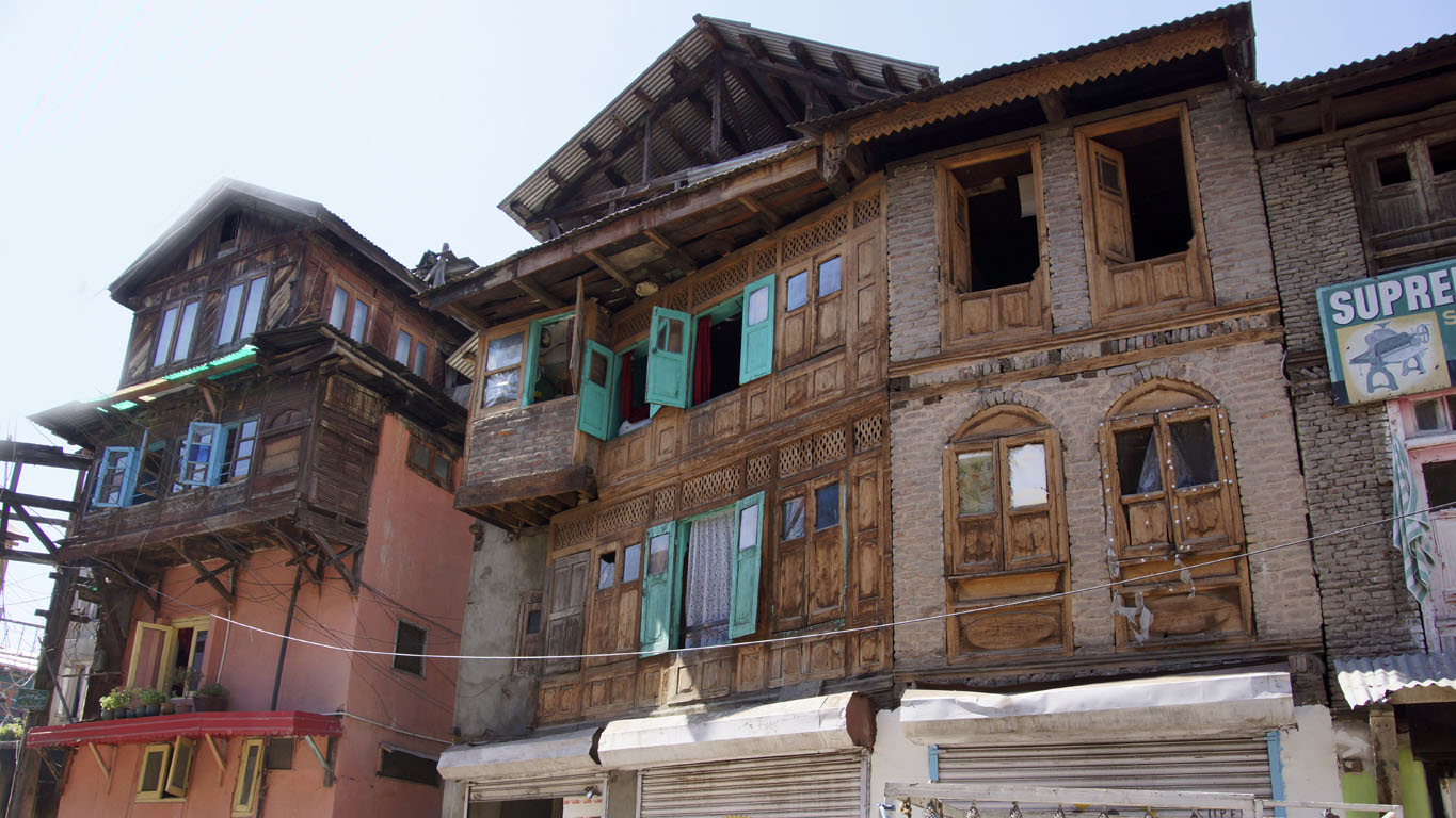 ensemble pittoresque de vieilles maisons typique à Srinagar