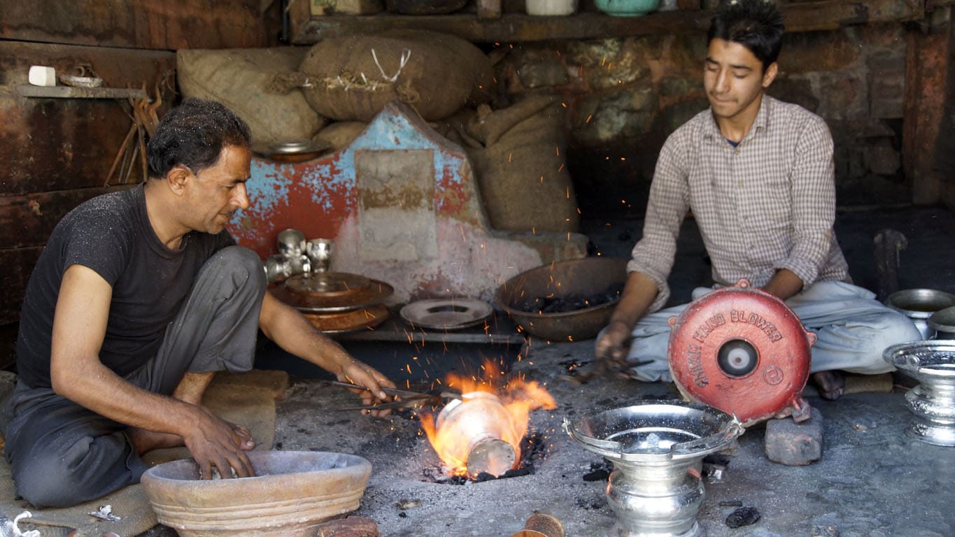 Artisan fabricant un pot de cuivre à Srinagar