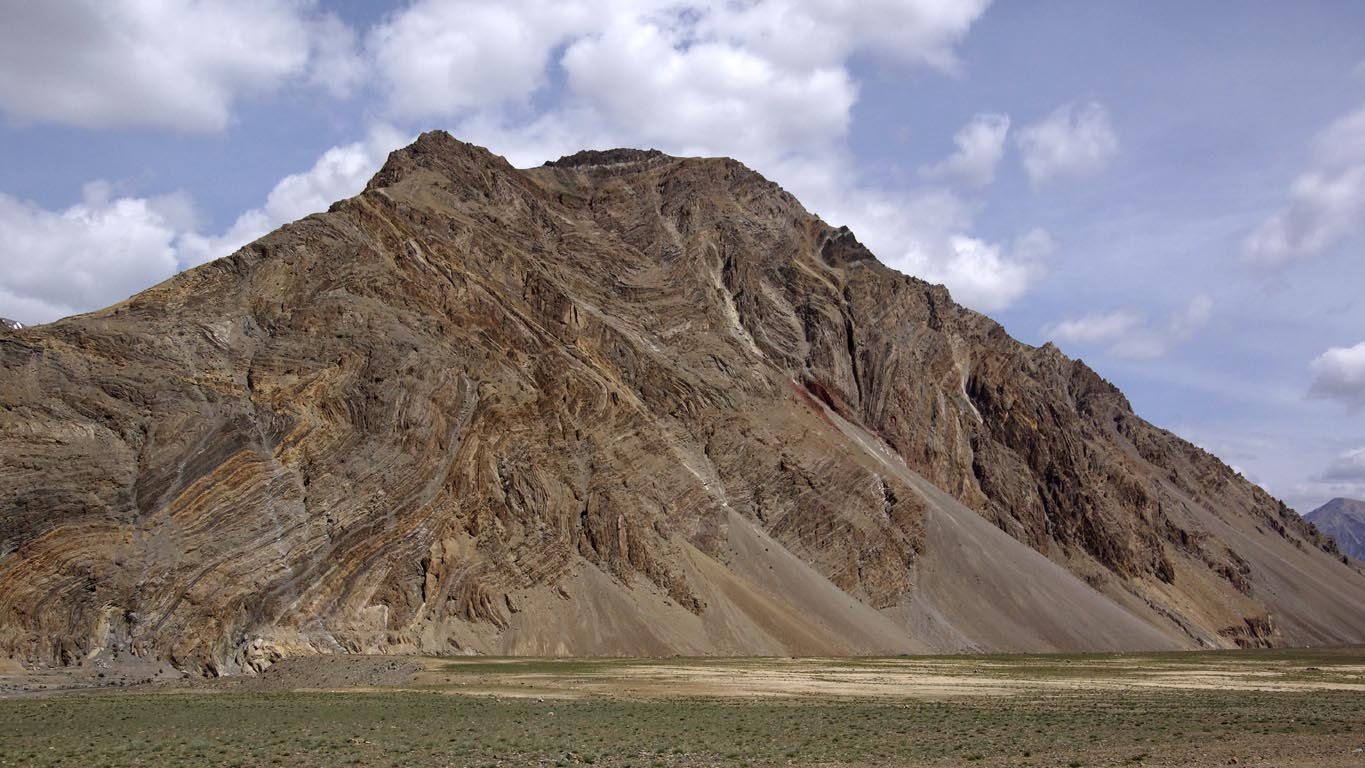 Toujours ces curieuses stries gravées dans la roche de la montagne entre Padum et Zangla au Zanskar