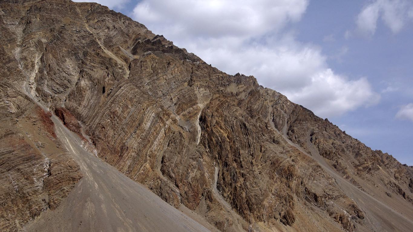 La montagne semble labourée par une gigantesque charrue entre Padum et Zangla au Zanskar