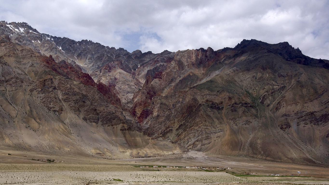 ensemble complet du massif rouge vers Zangla au Zanskar