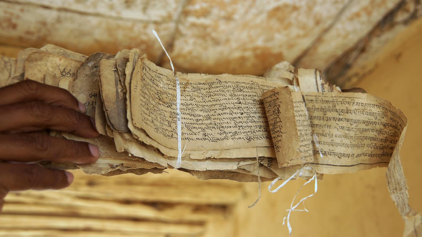De très très anciens textes sacrés sous un chorten-passage à Zangla Zanskar
