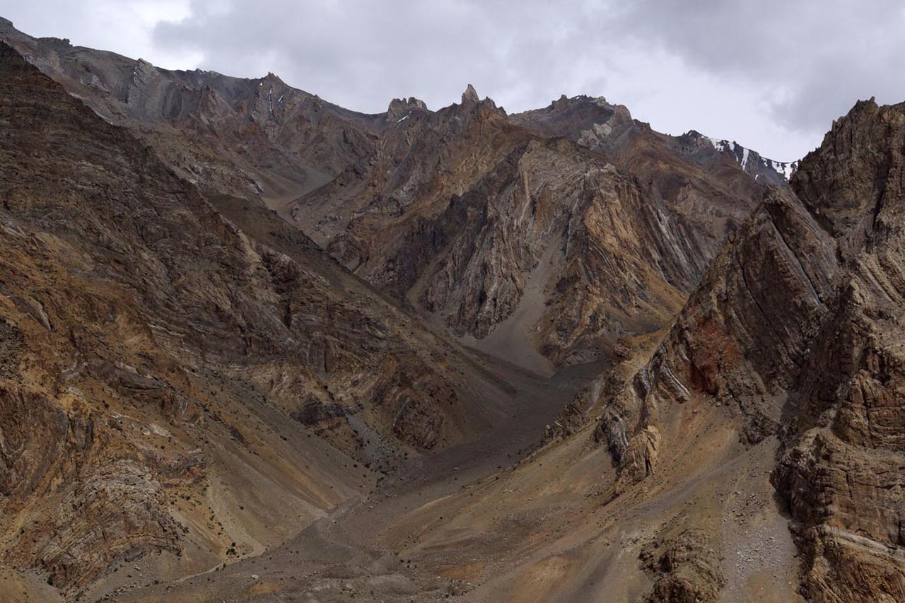 Somptueux effet de couleurs d'un ensemble de montagnes rocheuses au zanskar