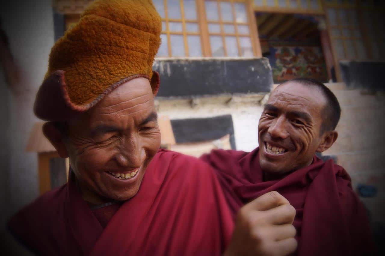 Deux moines très heureux et hilares au monastère de Tongde zanskar