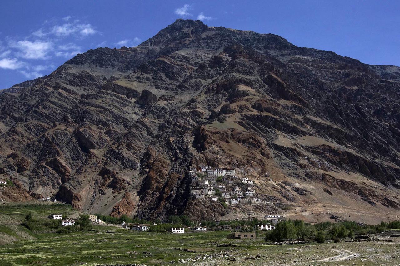Vue sur le monastère de Karcha qui semble imbriqué dans le rocher de la montagne