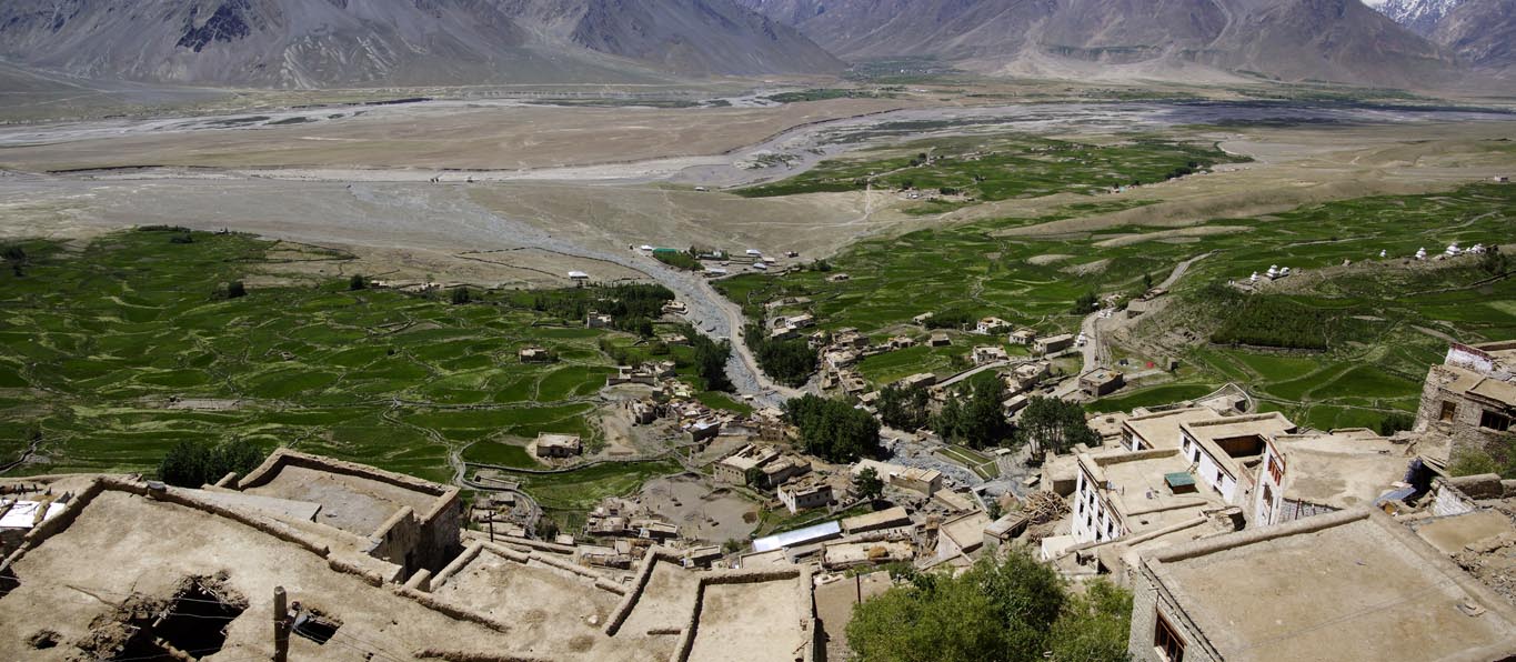 Toits en terrasses et cultures dans la vallée depuis une terrasse du monastère de Karcha au Zanskar