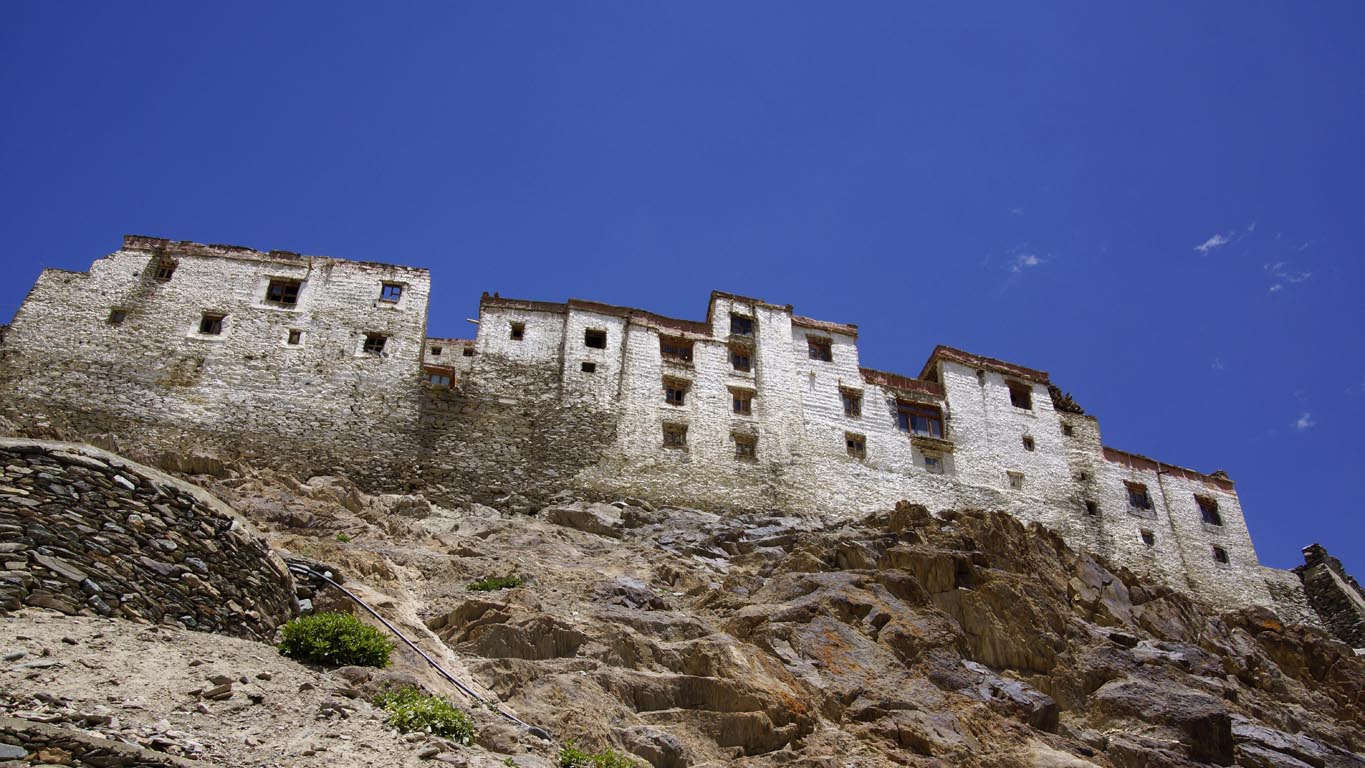 Au sommet du rocher, une imposante façade du Monastère de Karcha Zanskar