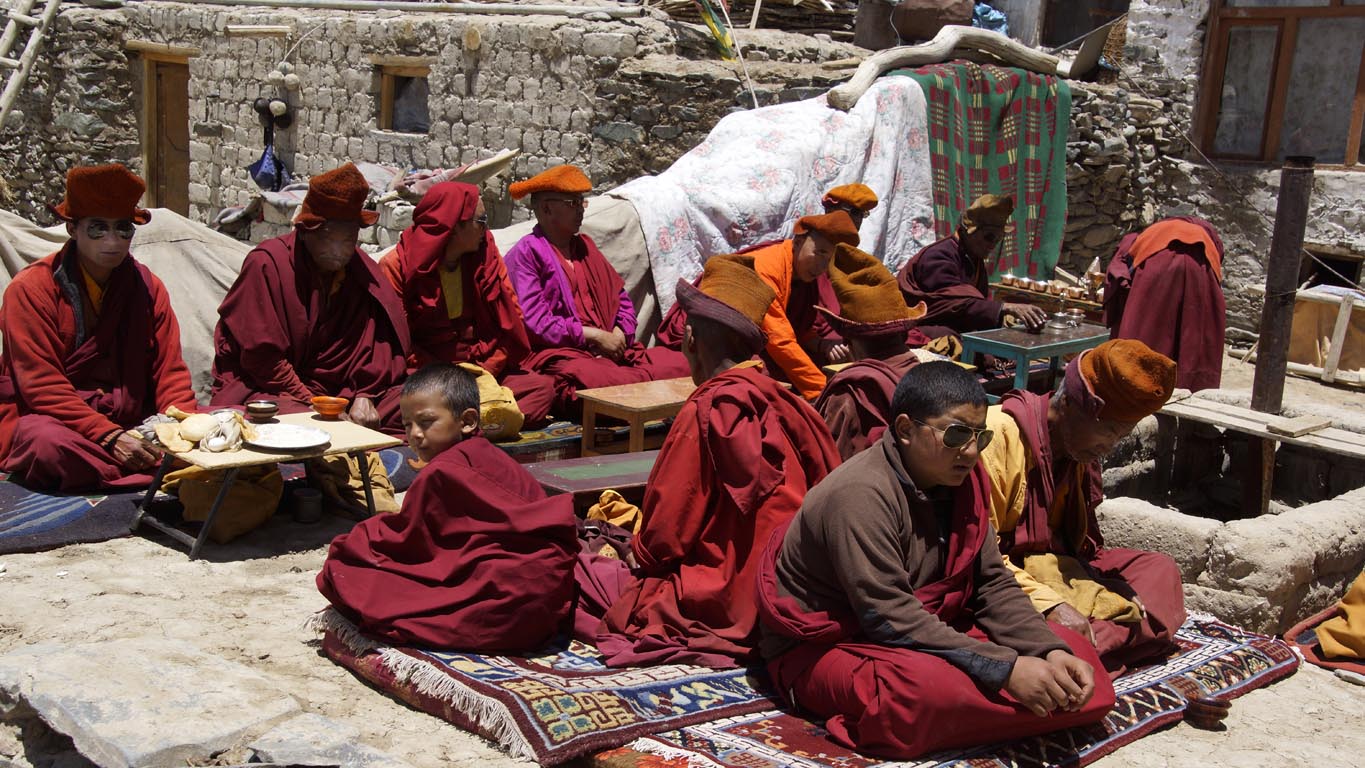 Sur une terrasse du monastère, c'est l'heure du thé beurré salé pour les moines de Karcha Zanskar