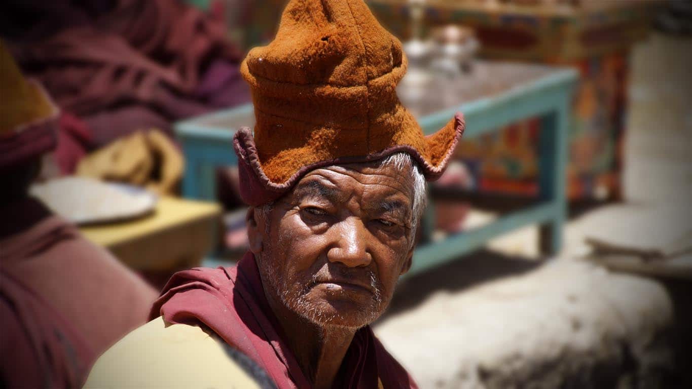 Un vieux moine bouddhiste très photogénique au monastère de Karcha Zanskar