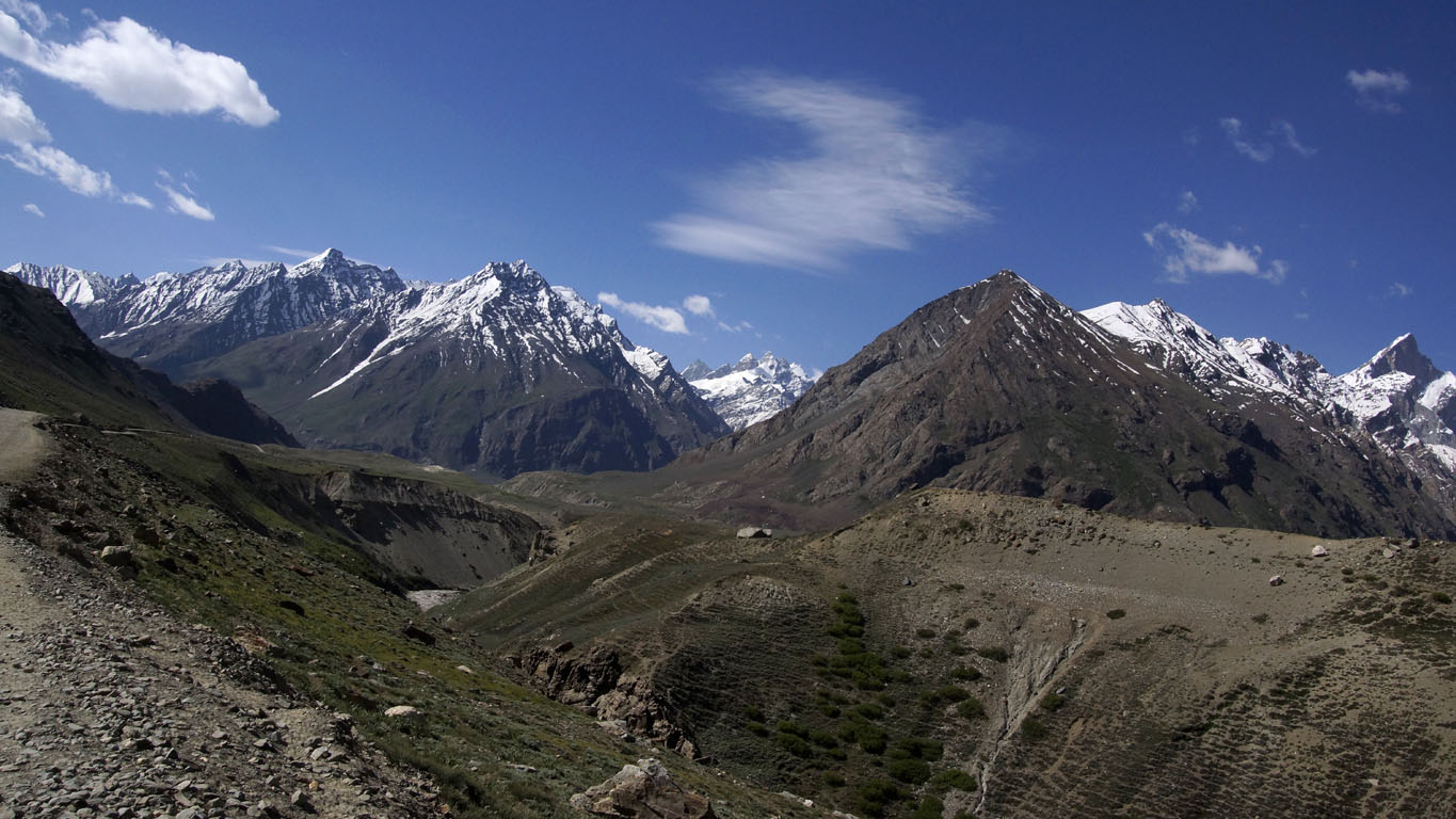 chaîne de sommets enneigés sur fond de ciel bleu intense au Zanskar