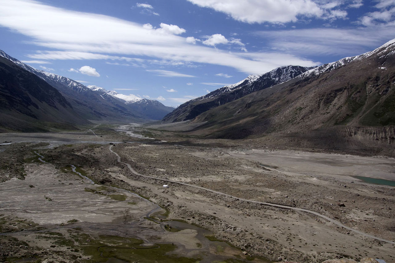 La longue piste s'enfonçant à perte de vue dans la vallée de la Doda en direction de Padum Zanskar