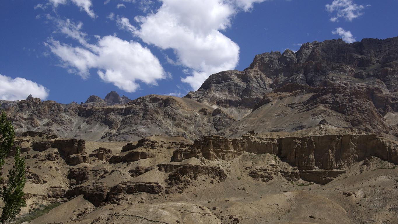 Gros plan sur les concrétions en forme de grandes orgues ou de formidables remparts Mulbek Ladakh