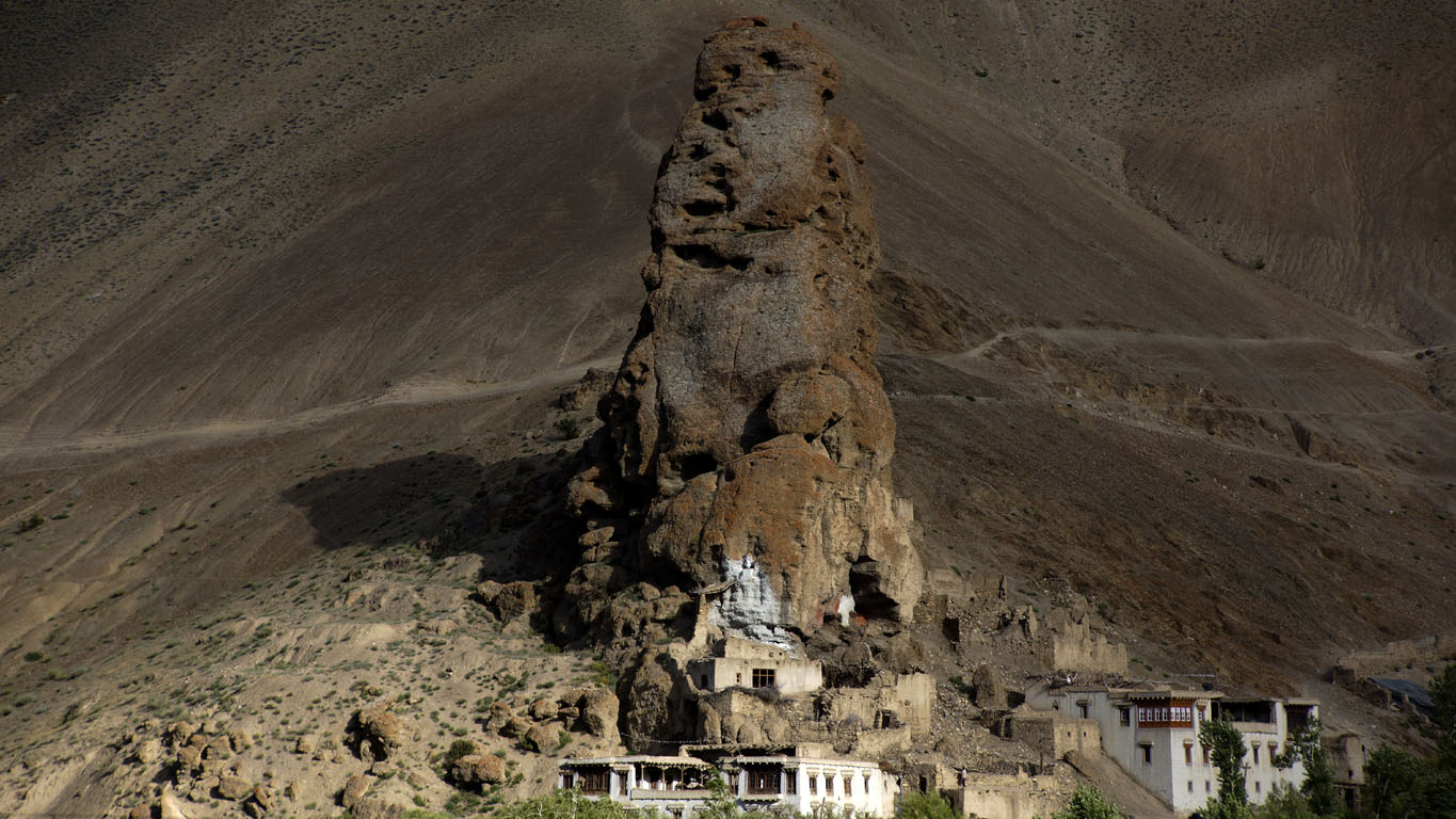 L'étrange et énorme lingam naturel de Mulbek dominant un petit monastère