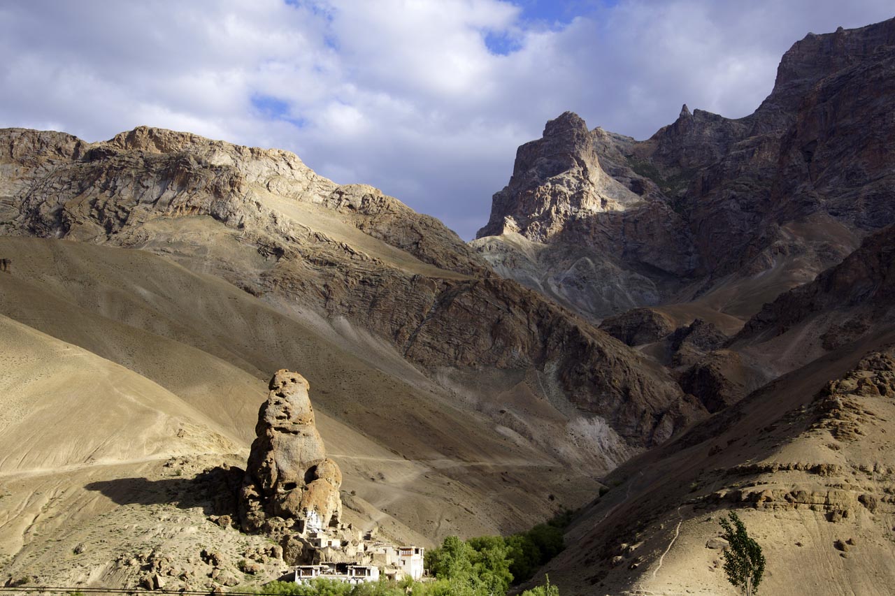 Tout en contrebas de la montagne un piton rocheux se dresse comme un lingam naturel, dominant un petit monastère