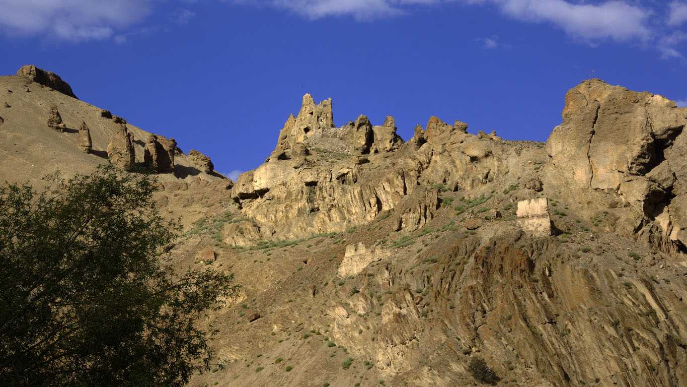 Un ensemble rocheux au sommet de la montagne qui n'est pas sans évoquer une forteresse en ruine à Mulbek lLdakh