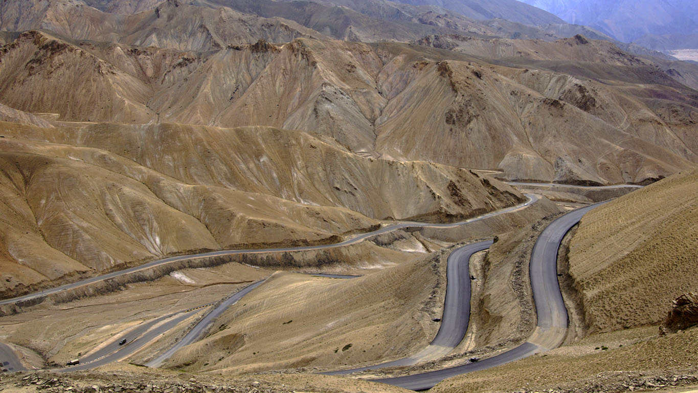Incroyable route en lacets en redescendant du Fotu La (col) entre Kargil et Lamayuru