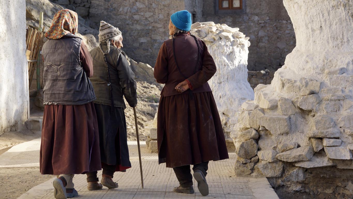 Trois vielles femmes ladakhi se promenant dans une ruelle de Leh Ladakh
