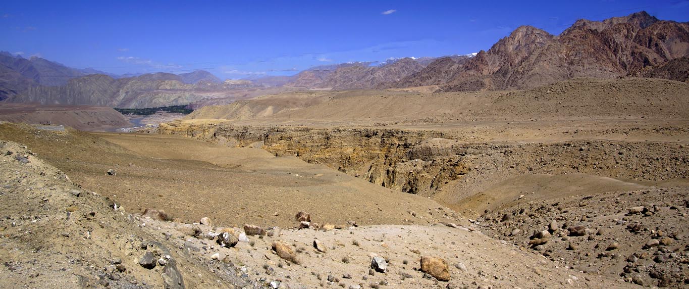 Vaste zone désertique de sable et de pierres à la sortie de Leh en direction de Lamayuru, Kargil, Srinagar Ladakh