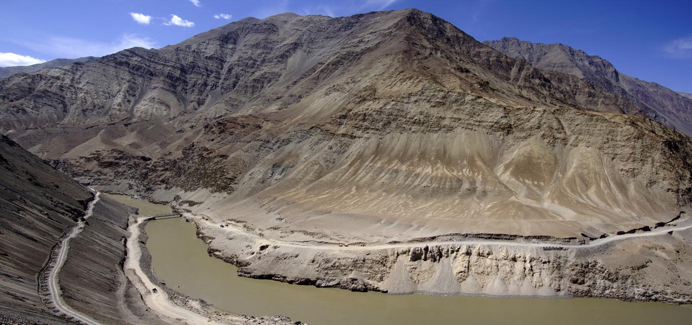 Ici la rivière Zanskar rejoint l'Indus tandis que nous apercevons la route en direction de Chilling comme un mince serpentin qui s'enfonce dans la vallée