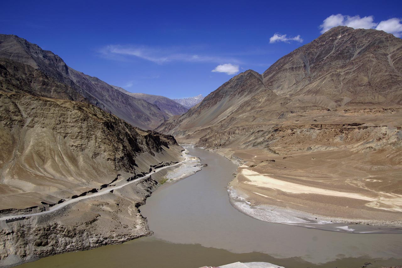 la route en direction de Chiling s'élance dans la vallée au confluent de la rivière Zanskar et de l'Indus entre deux superbes massifs montagneux