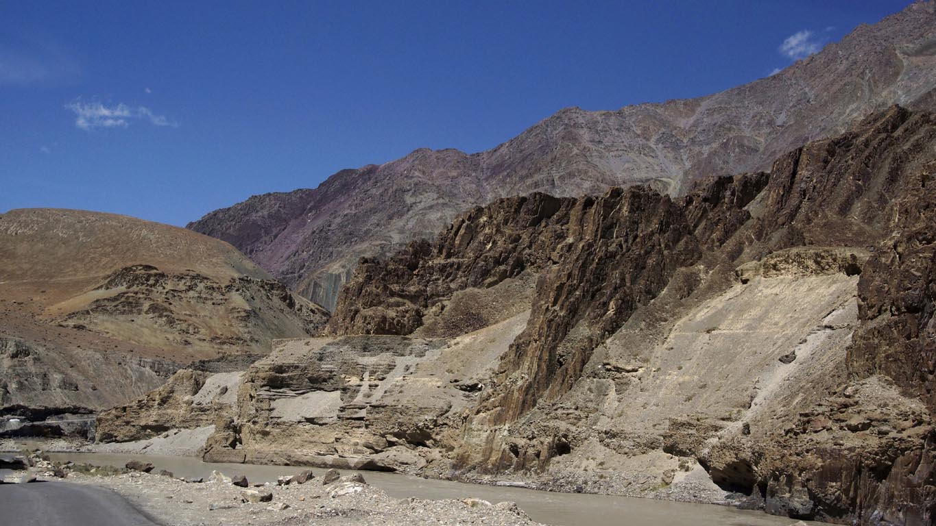 La route en direction de Chilling suit le cours de la rivière zanskar dominée par des massifs rocheux dans un camaïeux de marron et beige sur fond de roches violines