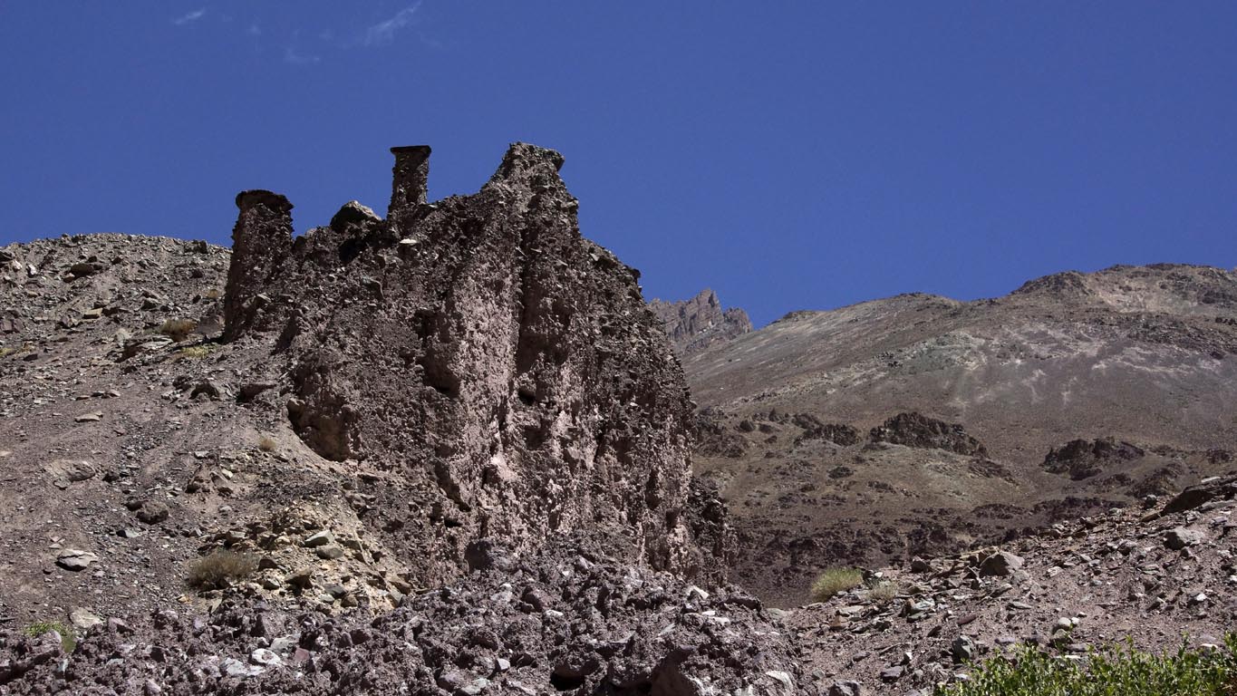 Massif rocheux étrange évoquant avec ses "cheminées de fées" les ruines d'un château médiéval en direction de Chiling Ladakh