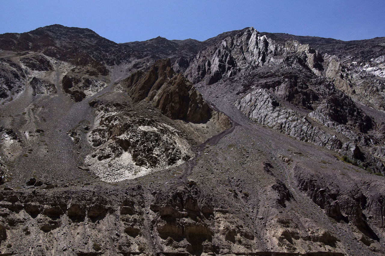 Un époustouflant massif rocheux aux couleur noires, grises, marron en direction de Chilling Ladakh
