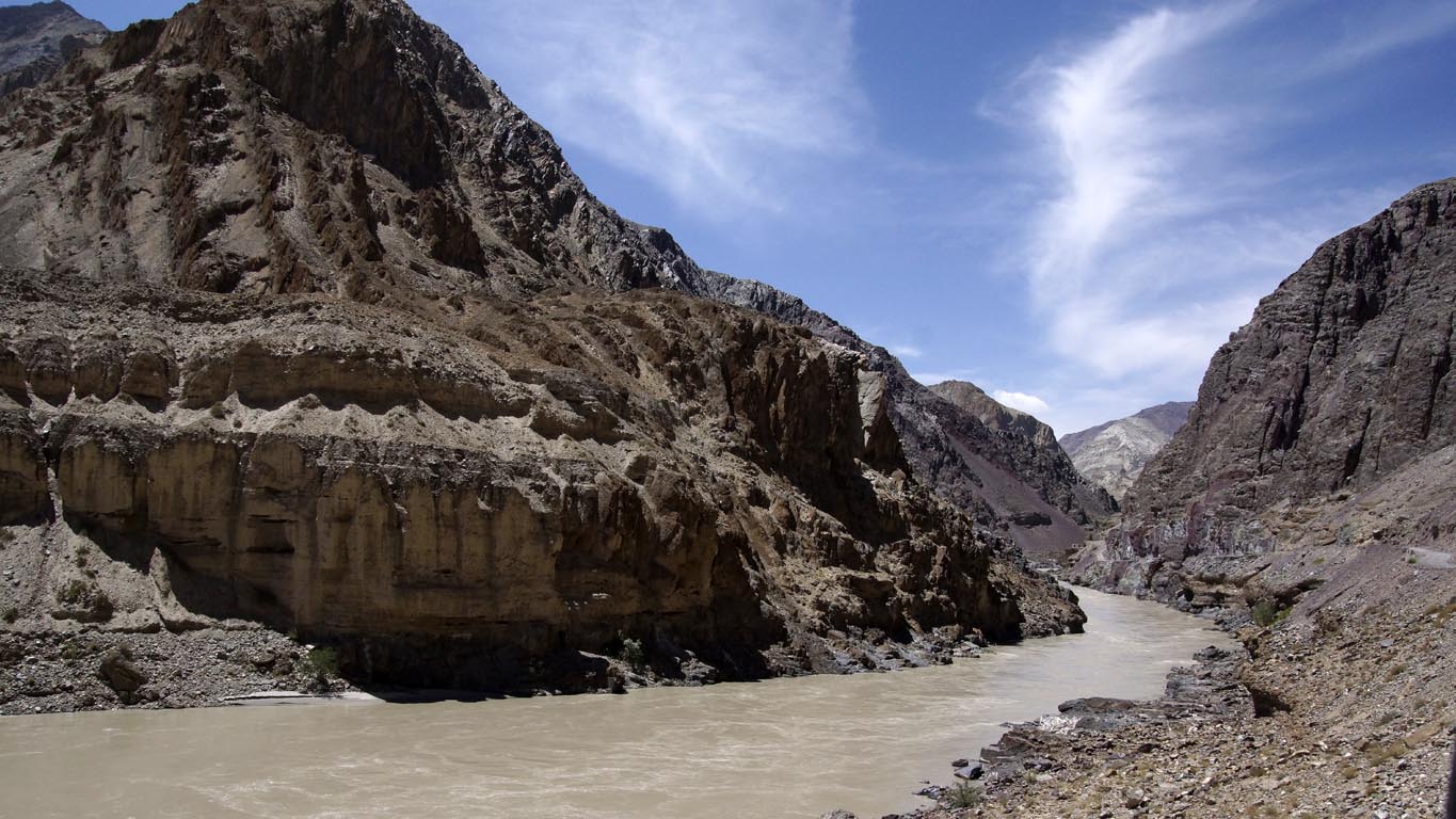 La zanskar river coule entre les massifs rocheux aux effets de grandes orgues sur la route menant à Chilling Ladakh