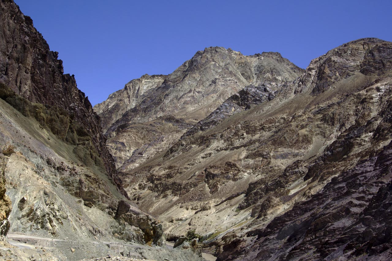 magnifique paysage de montagne sur la route de Chilling Ladakh