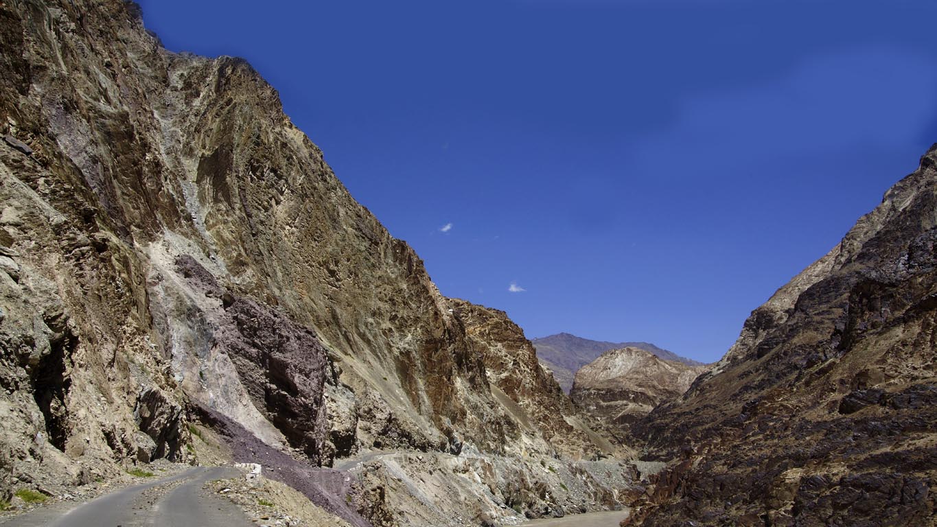 Les montagnes qui longent le cours de la Zanskar river en direction de Chilling Ladakh