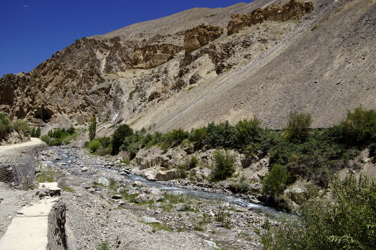 Torrent entre deux massifs montagneux en direction de Chilling Ladakh