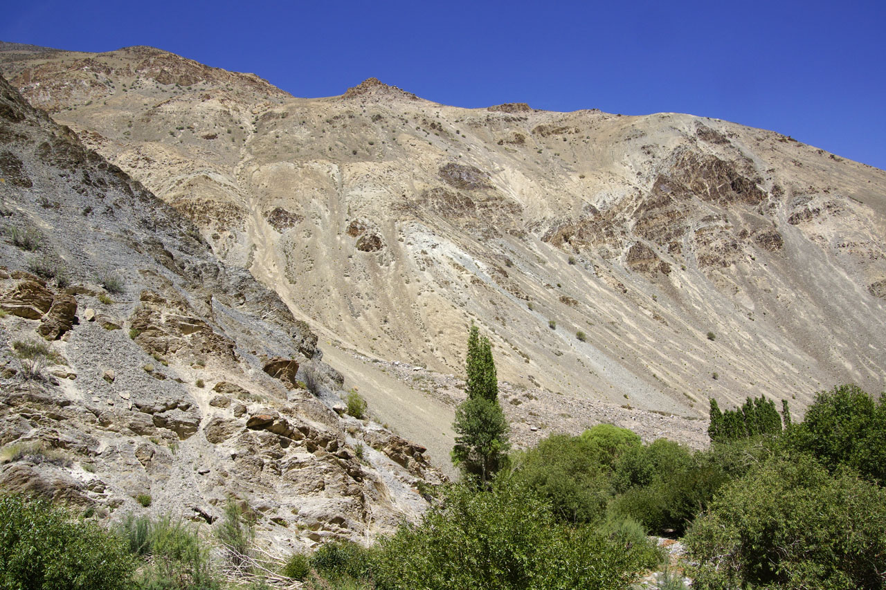 Effets de roches ophiolites aux couleurs de sable blanc chemin de randonnée de Chilling au village de Sumdah Chen Mo. au Ladakh