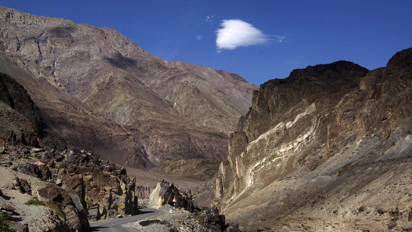 La route serpente entre les massifs aux coloris variés des roches ophiolites entre Chiling et Leh