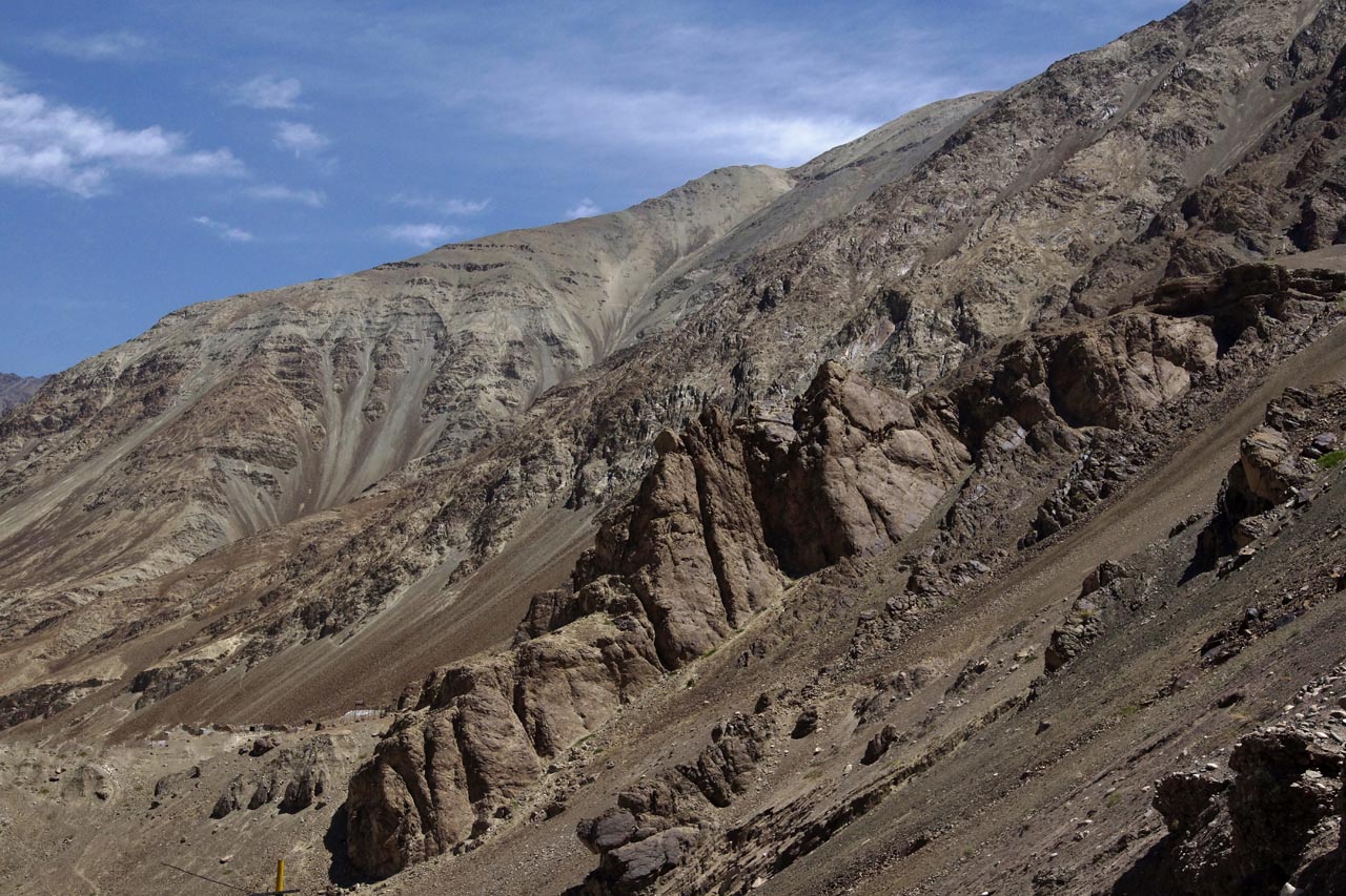 Ici en direction de Lamayuru, les roches montagneuses rappellent celles en direction de Chilling Ladakh