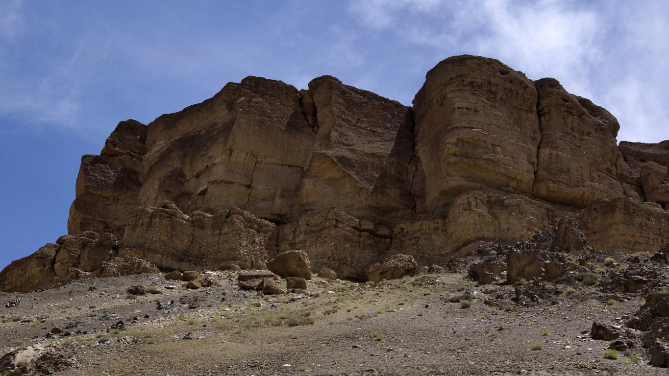 Cet énorme ensemble rocheux ressemble à une forteresse en direction de Lamayuru Ladakh