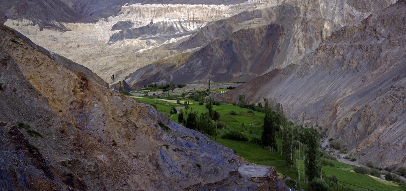 Un incroyable assortiment de couleurs pour ce paysage depuis les hauteurs du village ancien de Lamayuru Ladakh