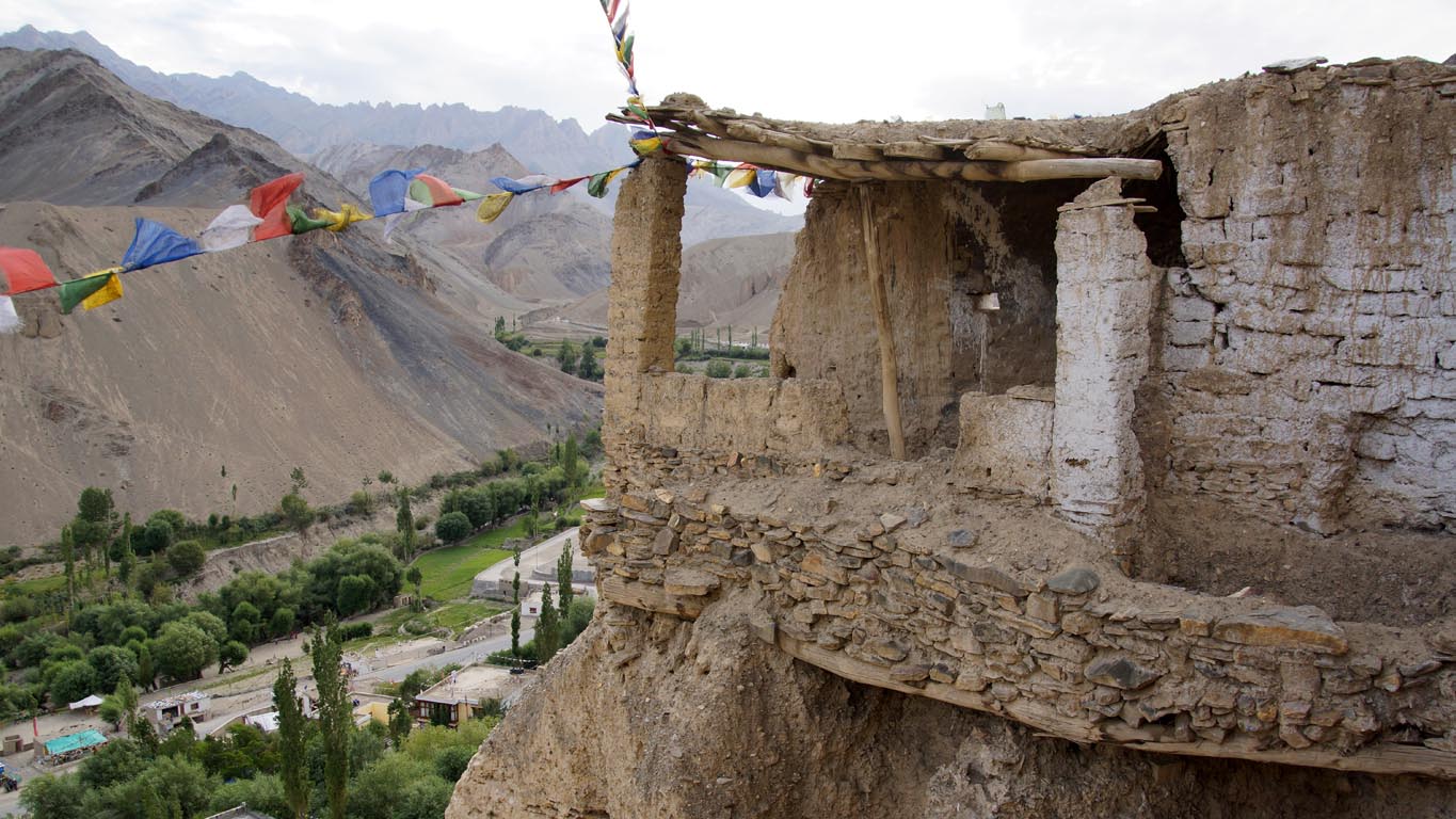 Vestiges de constructions assis sur un piton rocheux Lamayuru Ladakh