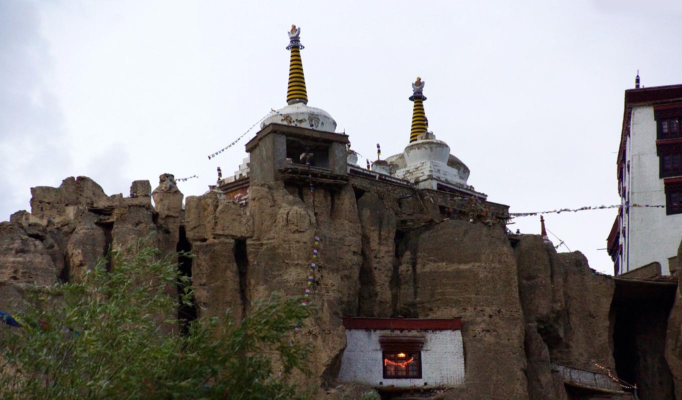 Les deux chortens et temple dans la falaise Lamayuru Ladakh