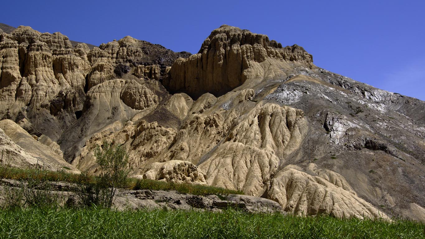 Toujours les massifs argilo calcaires ravinés par l'erosion et la fonte des neiges à Lamayuru Ladakh