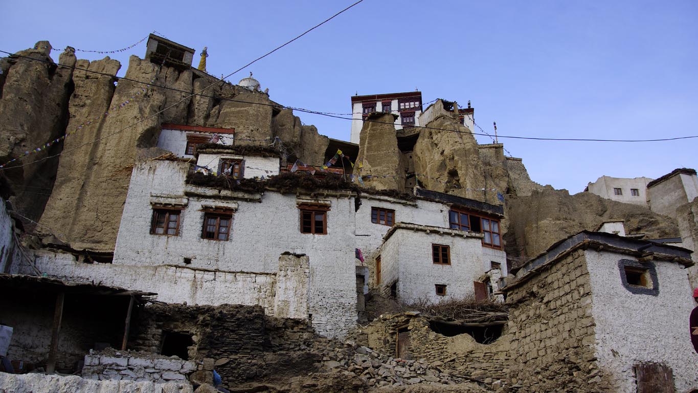 Bâtiments de prières et d'habitation dans et sous la falaise à Lamayuru Ladakh