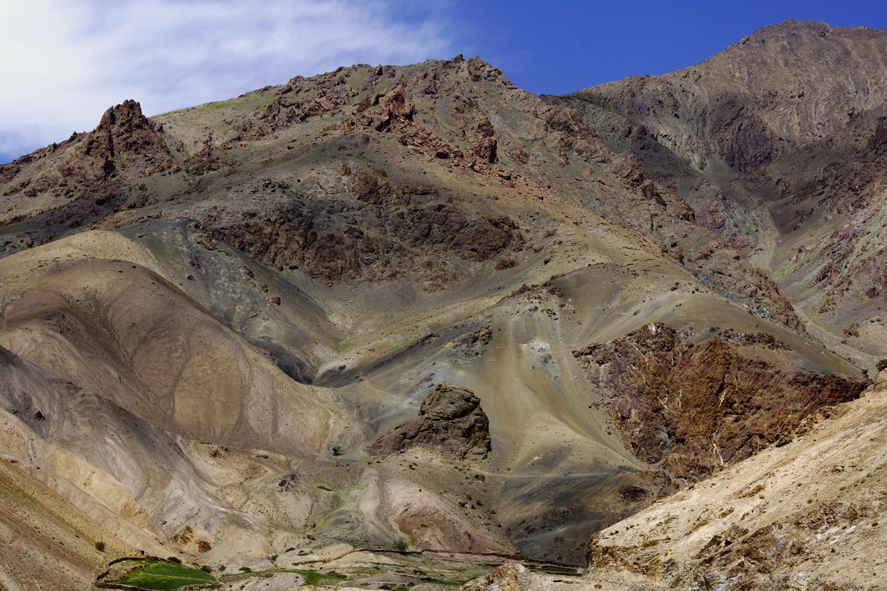Superbe effet de camaïeu de marron, beige, vert foncé, vert clair, pour ces montagnes en grimpant au monastère d'Atitse près de Lamayuru Ladakh