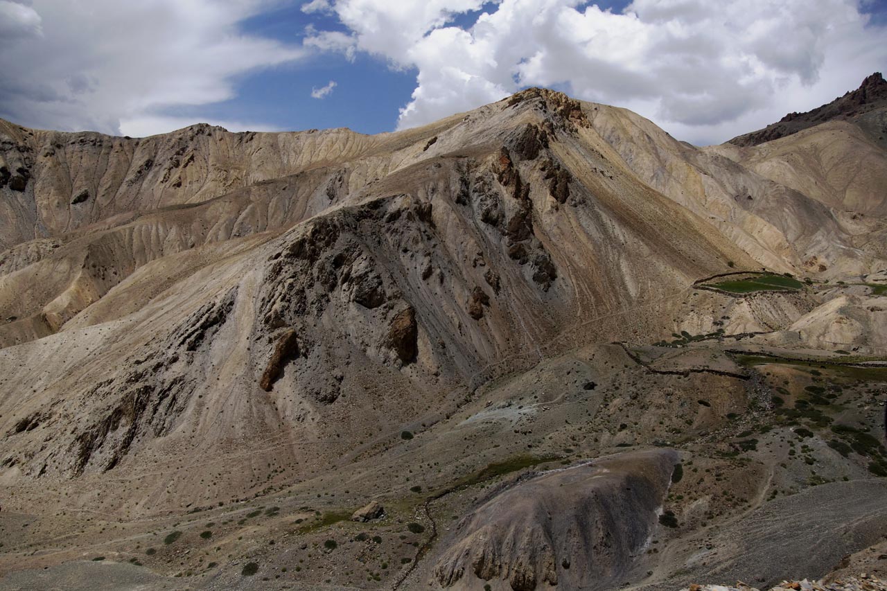 Camaïeu de marron et beige pour ces montagnes en grimpant au monastère d'Atitse près de Lamayuru Ladakh