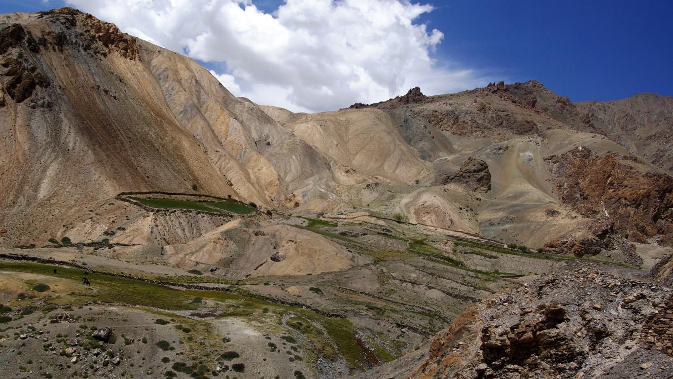 INcroyable paysage de montagne et de cultures en montant au monastère d'Atitse près de Lamayuru Ladakh