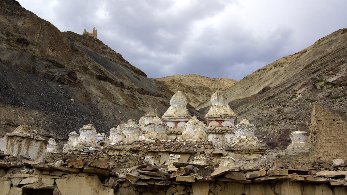 Ensemble de chorten en montant au monastère de Tingmosgang Ladakh