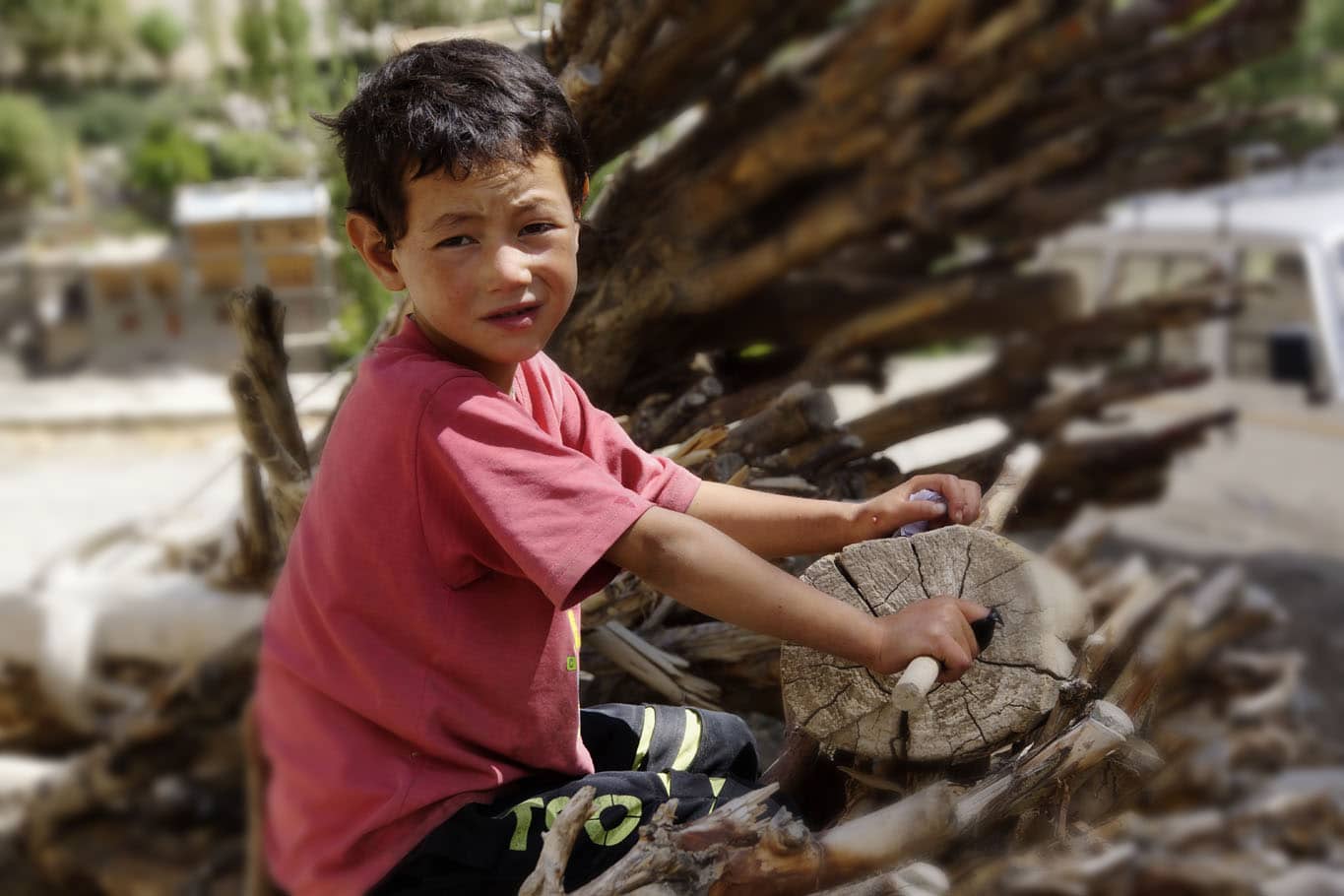 Un petit garçon fait de la moto... en bois à Mang Gyu Ladakh