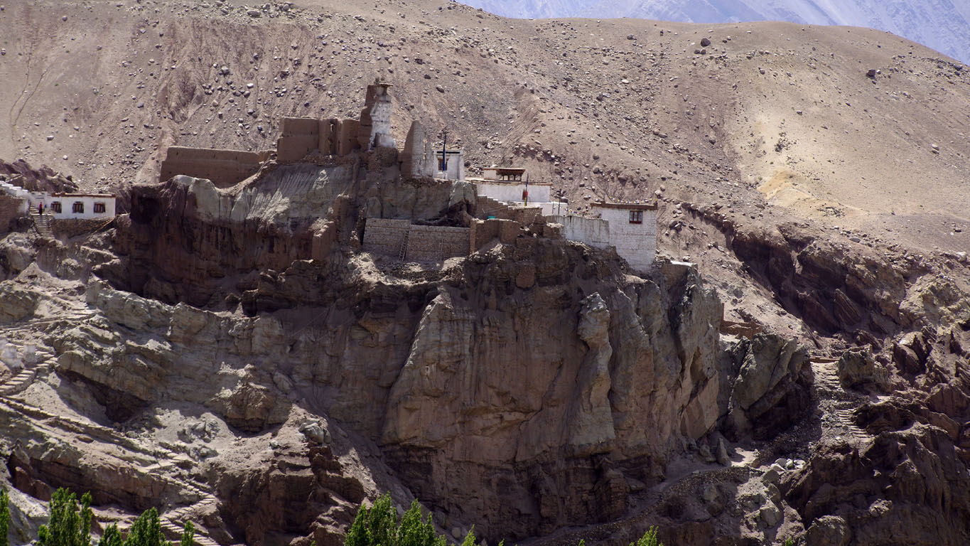 Perché au sommet d'un éperon rocheux, le monastère de Basgo Ladakh