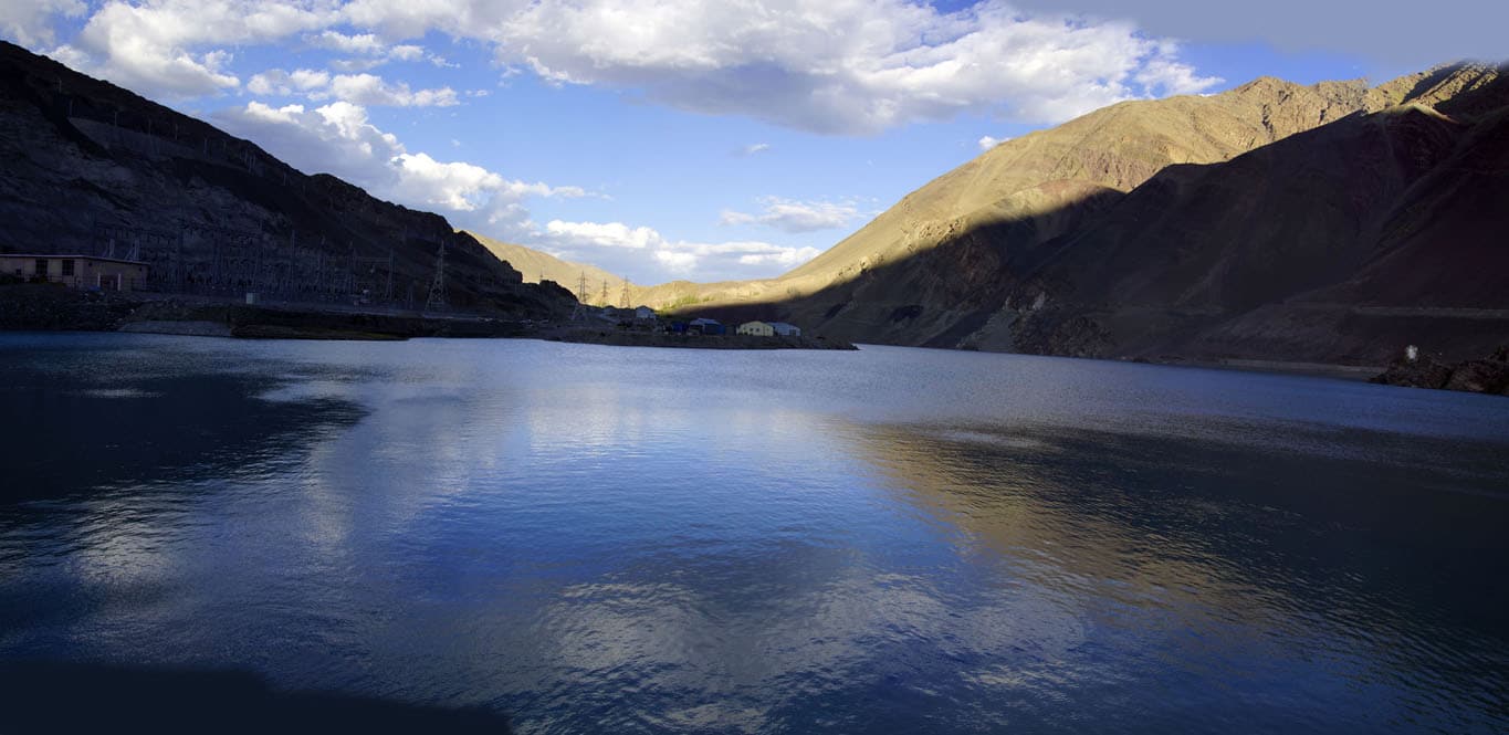 Le lac de barrage d'Alchi Ladakh