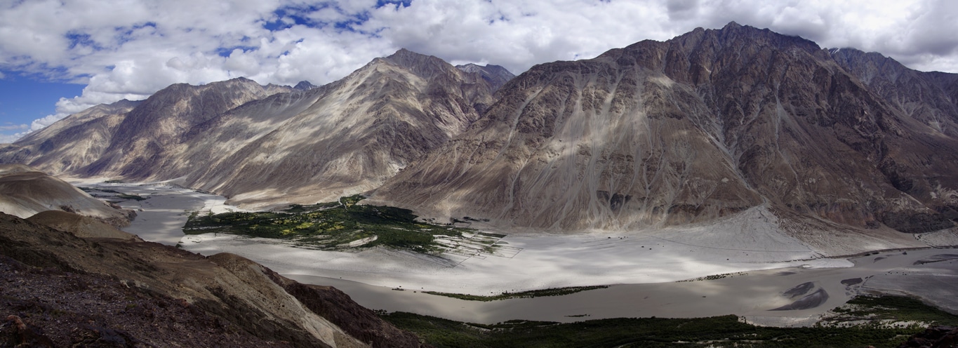 grandiose panorama du Karakoram, des dunes et de l'oasis de Hunder vallée de la Nubra Ladakh