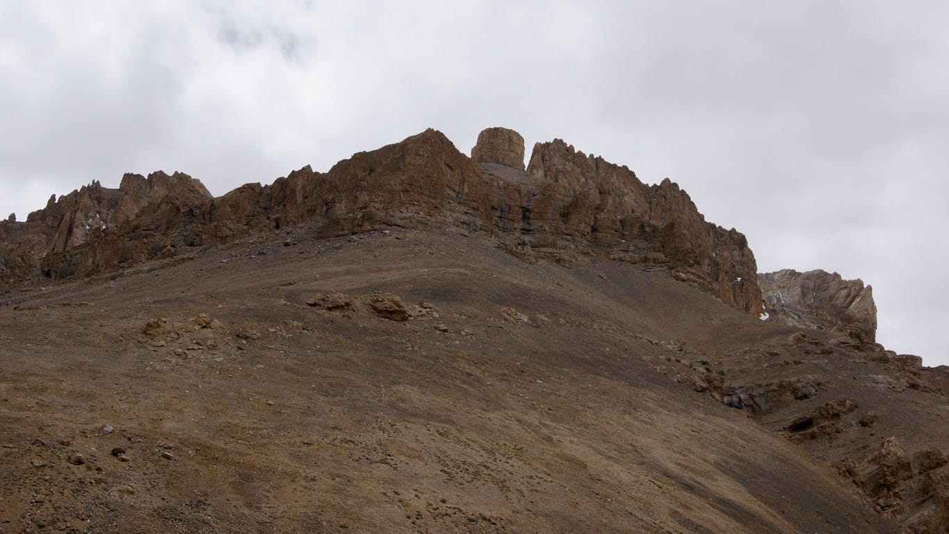 Citadelle imprenable, grâce à ses formidables remparts ? Non ce ne sont que les sommets de la montagne sculptés par l'érosion sur la route menant de Leh à Keylong